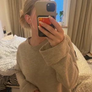 Stickad tröja beige  - Otroligt fin stickad tröja!! Vida ärmar och lite kroppad, perfekt till jeans eller kostymbyxor 🤎 Xs men passar S. 