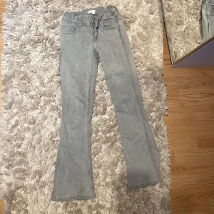 Ljus gråa Gina Young byxor  - I storlek 152 då dom e för små för mig, andvänt dom 1-2 gånger. Helt vanligt jeans material 