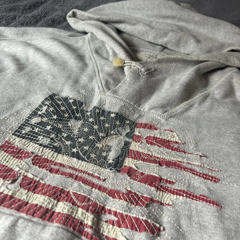 tja, säljer denna feta vintage ralph lauren hoodie, hoodien är i mycket bra skick, tveka inte att höra av dig vid frågor!. Hoodies.