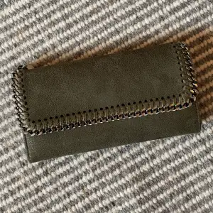 Selling my Stella McCartney Falabella Continental Wallet in really good condition. It has 8 card slots, and two main compartments. I used it as a clutch 💃👛 Vegan leather, Mått: 19,5x10,5x2,5 cm. Vikt: cirka 200g.