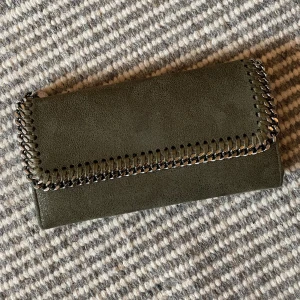 Stella McCartney Falabella Plånbok - Selling my Stella McCartney Falabella Continental Wallet in really good condition. It has 8 card slots, and two main compartments. I used it as a clutch 💃👛 Vegan leather, Mått: 19,5x10,5x2,5 cm. Vikt: cirka 200g.
