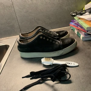 Lanvin storlek 42 - Säljer mina lanvins dom är i bra skick men använda,pris 2200- ny pris 4.2. Tar emot byten 