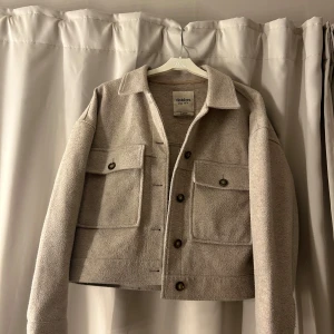 Jätte fin kappa - Jätte fin kappa som är perfekt till i höst , har inga defekter. Nypris ca 800 kr💕