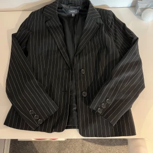 Svart kavaj - Svart kavaj med vita ränder från mexx