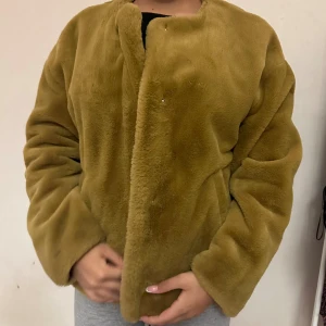 Grön pälsig jacka  - Väldigt pälsig och skön. Dock är den inte pälsig inuti. Används mest när det är kallt ute. 