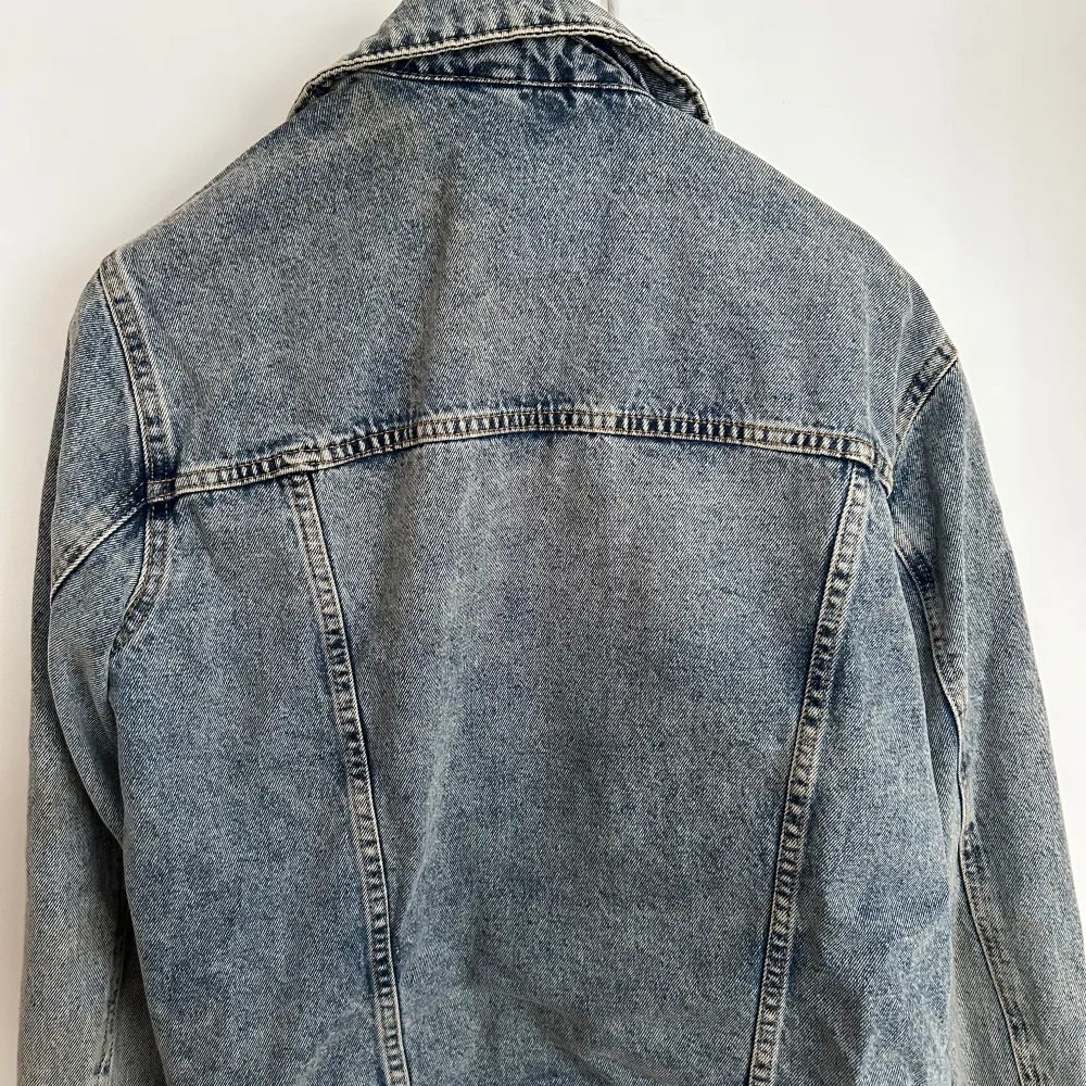 Supersnygg blå, stentvättade jeansjacka från Vero Moda. Endast använd fåtal gånger och helt utan märken eller slitage. - Storlek M (normal i storleken) . Takit.