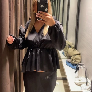 SVART missäy blus - LÅNADE bilder! Säljer den i svart storlek xs. Aldrig använd! Nypris 300kr! Skriv för egna bilder 