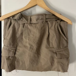 Beige kjol med bälte - Säljer en kort cargokjol!