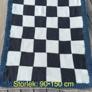 Nystickad och virkad tjock pläd. Den väger 1,2 kg och är mjuk och skön. Storleken står på bilden. - Ny