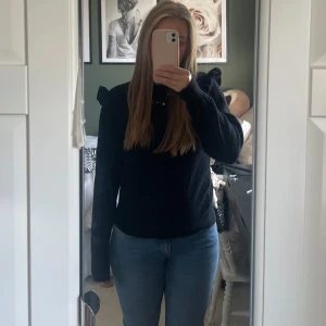 Stickad tröja - Jätte fin Stickad tröja med volanger vid axlarna, andvänd fåtal gånger💕