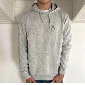 Margautz dietz hoodie - Tja! Säljer denna Margauatz dietz hoddie. Skick 9/10, storlek M. Köp för endast 299. Modellen är 180, 70kg. Hör av dig vid frågor eller funderingar! 