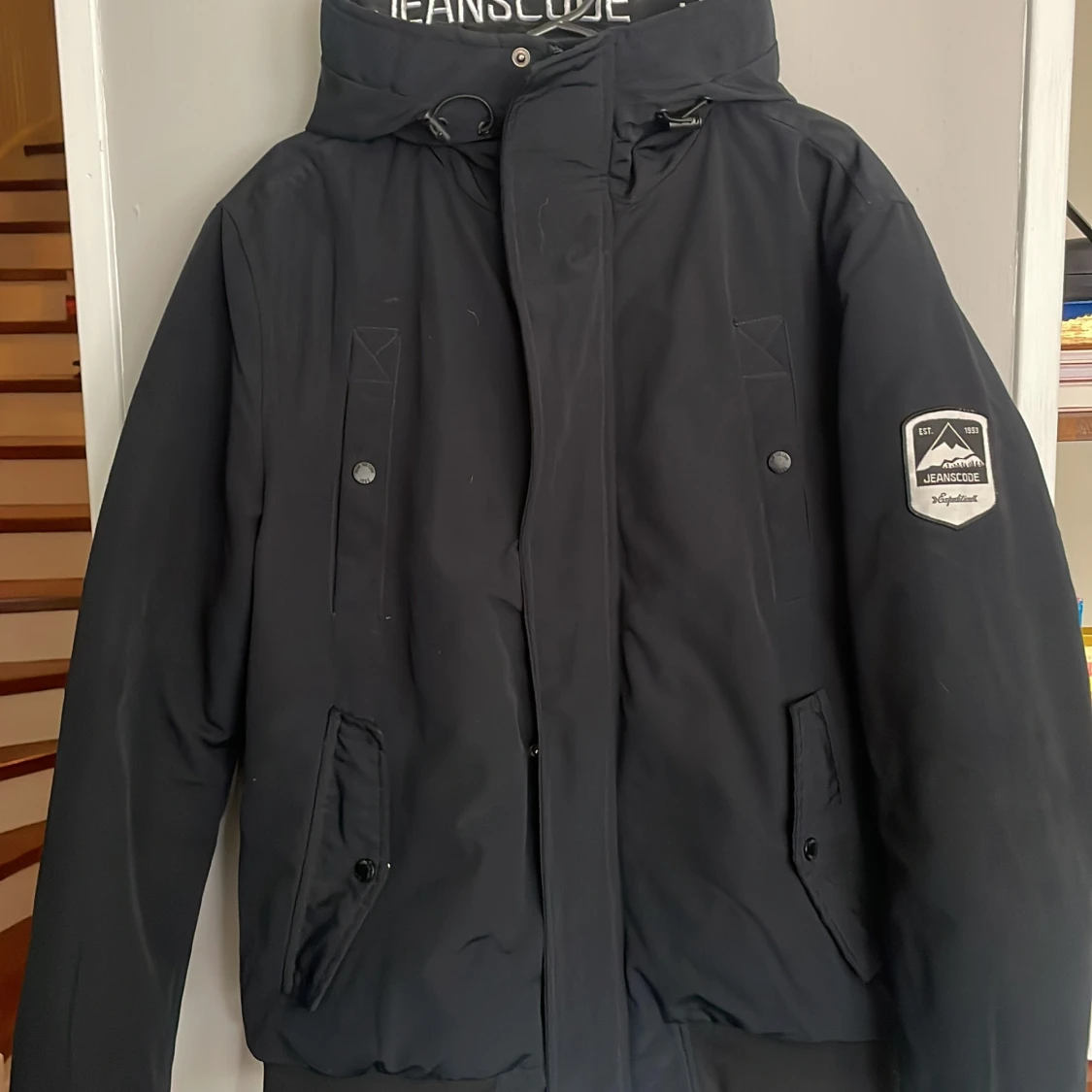 Säljer en varm och tjock vinter jacka, knappt använd och väldigt bra att ha under vintern. - 90