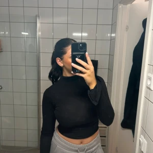 Långärmad soft touch topp/tröja från Ginatricot - Jättefin svart långärmad tröja med slits vid ärmarna, i nyskick!