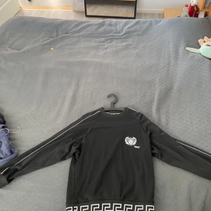 Versace tjocktröja - Bild 1 - Versace tjocktröja som sitter bra. Stl S passar även M, knappt använd! - 1500kr  Bild 2 - Versace colture t-shirt i använt skick! Stl S passar även M - 200kr  Boss hoodie - Knappt använd, mjuk och skön. Stl S passar även M! - 500kr