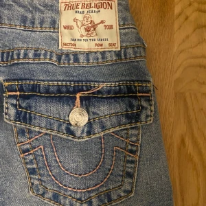 True religion bootcut jeans  - Mid waste bootcut jeans som passar lite längre personer  Storlek 27 (76 cm innerbenslängd) som passar XS/S i mycket bra skick  Skriv för fler bilder eller andra frågor om mått💕