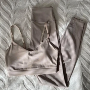 Beige träningsset från H&M Move - Säljer ett snyggt och bekvämt beige träningsset från H&M Move. Setet består av en sport-bh och matchande leggings, båda i en mjuk och stretchig polyesterblandning. Perfekt för yoga eller gymmet! 💪