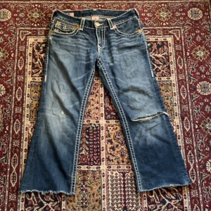 TRUE RELIGION - Skit snygga baggy true religion jeans! Säljer pga att jag inte använder det längre. Jättefint skick och köpte här på Plick. Midjemåttet är 45 cm sida till sida och innerbenslängden är 70 cm. Hör av dig om du intresserad av mer bilder!❤️