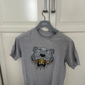 Kenzo grå storlek M - Storlek M Skick 6/10 (bara bortklippt tag i nacken som drar ner de) Nypris 800?