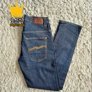 Nudie Jeans - Nudie Jeans av modellen Tape Ted, Storlek: 32/32 - Skicket på  jeansen är väldigt bra utan defekter - 8/10 - mitt pris: 450 - Nypris: 1599kr