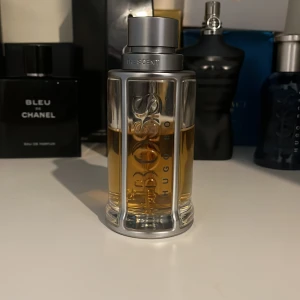 The scent 100ml edt - Förvarat i en mörk och sval garderob  Ingen kartong. Ca 60-70 ml kvar 