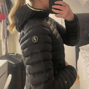 Svart peak dunjacka  - Svart peak performance jacka. Tunnare dunjacka till hösten och vintern. Knappt använd så i bra skick! 