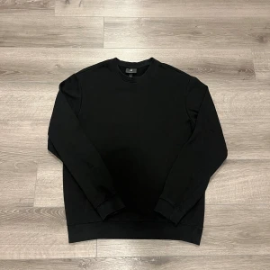 Svart tröja från H&M - Säljer en stilren svart tröja från H&M i storlek S. Grymt skick och den är perfekt för hösten, vid frågor tveka inte på att höra av sig🙌🏼
