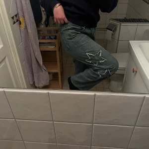 Jeans med stjärnor - Snygga y2k jeans från SHEIN! Jag säljer dem pga av ändring på stil. Dem är använda ett par gånger men dem sitter bra och ser inte så använda ut. 🩷💕