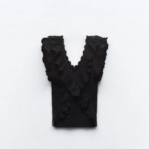 Zara topp - Säljer denna så fina zara topp i nyskick som ej finns kvar på hemsidan🥰🖤🤩Storlek m men passar mig som brukar ha runt s💞