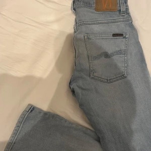 Nudie jeans - Säljer ett par ljusa nudie jeans i storlek 30/32. Modell grim tim. 