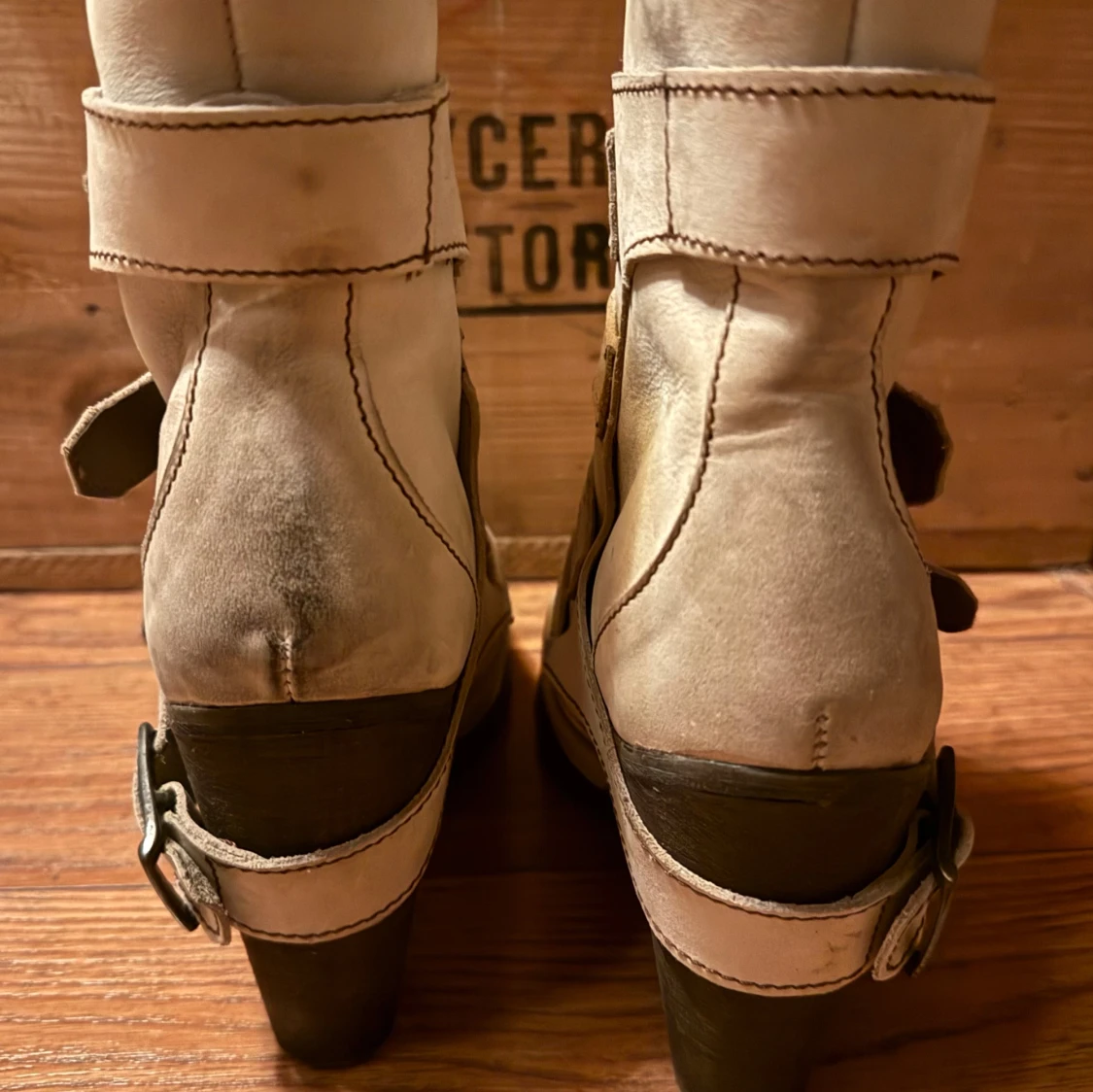 Beige boots med pälsfoder och spännen - 91