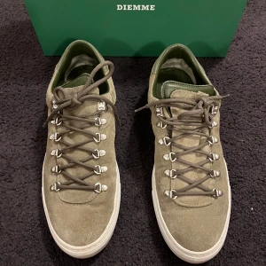 Diemme - Snygga olivgröna sneakers från Diemme i mocka med snörning och vita sulor. Storlek 45. Låda och allt som kom med skorna vid orginal köpet följer med vid köp. Tveka inte på att ställa frågor!🫶🤙