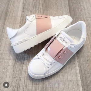 Valentino - Säljer dessa fina Valentino för ett väldigt billigt pris! Tveka inte att höra av dig om du är intresserade!🩷🩷🩷