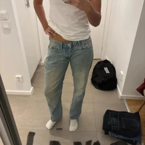 Jeans - Fina jeans som tyvärr var för stora för mig köpte de ifrån Vinted! De två första bilderna är lånade! Skeiv för mer info!🩷