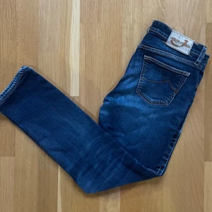 Jacob Cohen Jeans  - Svin snygga blå jeans från Jacob Cohen i 9/10 skick. Han på bilden är 176 & 70kg. Nypris ca: 5k Skriv vid frågor eller funderingar🙌