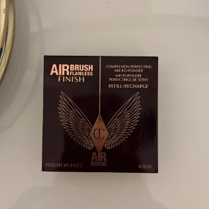 Charlotte Tilbury Airbrush Flawless Finish Powder Refill - En refill på Charlotte tilbury flawless finish powder i färg 3 Tan. Jag råka beställa den som refill och så ser den ut att vara för ljus för mig så väljer därför att sälja denna. Den är såklart helt oanvänd och i ny skick 🎀🫧 ORGINAL PRIS 442kr