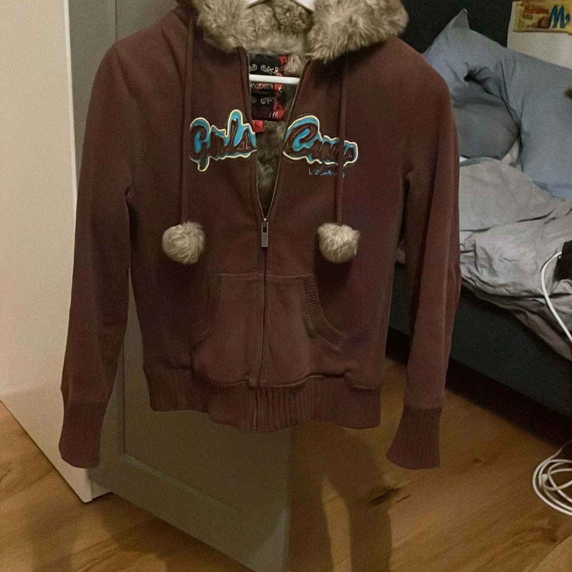 Brun hoodie med pälsfodrad luva - 1