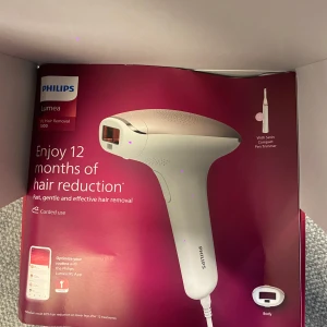 Philips Lumea IPL Hair Removal 7000 - Philips Lumea IPL Hair Removal 7000 erbjuder upp till 12 månaders hårreduktion. Den är sladdansluten och levereras med en precisionspenna för trimning. Optimerad med Philips Lumea IPL-app för bästa resultat.