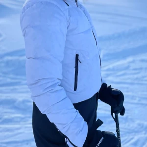 Vit skidjacka  Everest strl 34/XS - Snygg vit skidjacka från Everest med hög krage och svarta dragkedjor. Luva finns i kragen. Strlk 34/xs. 90% dunfyllning.