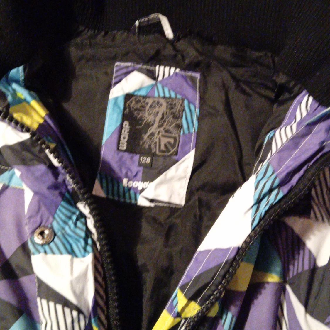 Färgglad pufferjacka med geometriskt mönster - 90