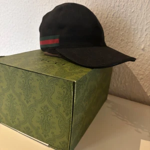 Gucci keps Og Svart - Storlek S! I fint skick✅ Passar fint till olika outfits🧢 Kom med bud om priset inte passar, inte svår o förhandla med😅