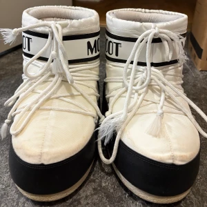 Svartvita Moon Boots - Skorna har tecken på användning men varit väl omhändertagen. Storlek 39-41, endast använd en vinter.