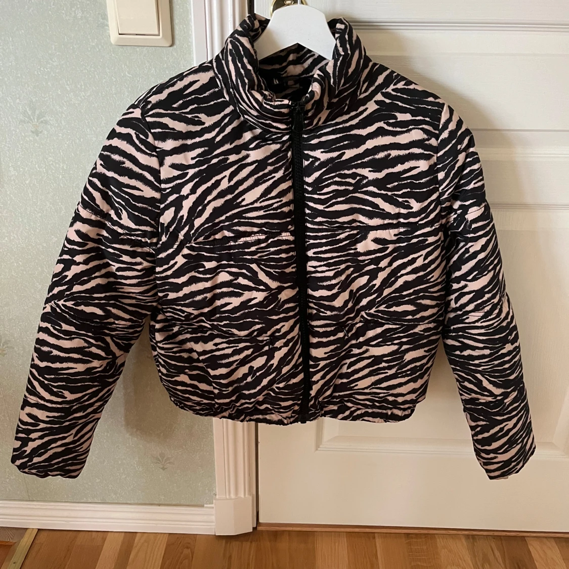 Zebramönstrad pufferjacka