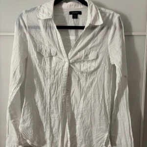 Vit skjorta - Vit skjorta från Amisu med långa ärmar. På bilderna är den väldigt skrynklig men den blir väll finare om man stryker den. Men jag använder den aldrig så har ej gjort det.