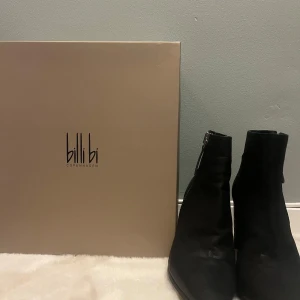 Svarta stövletter från Billi Bi - Snygga svarta stövletter från Billi Bi med dragkedja på sidan och klack. Perfekta för en stilren look. Använda 2-3 gånger!