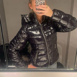 Svart glansig pufferjacka - Snygg svart glansig jacka. Finns ej att köpa längre. Inga defekter💗🙌🏼