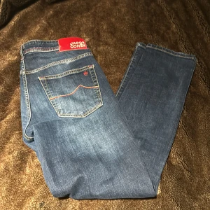  Jacob Cohën Jeans  - Snygga blå jeans från Jacob Cohën i modell Bard. Toppen skick och riktigt sköna. Snygg logga med ponyskin i röd. Bästa Jeansen på marknaden👖💫