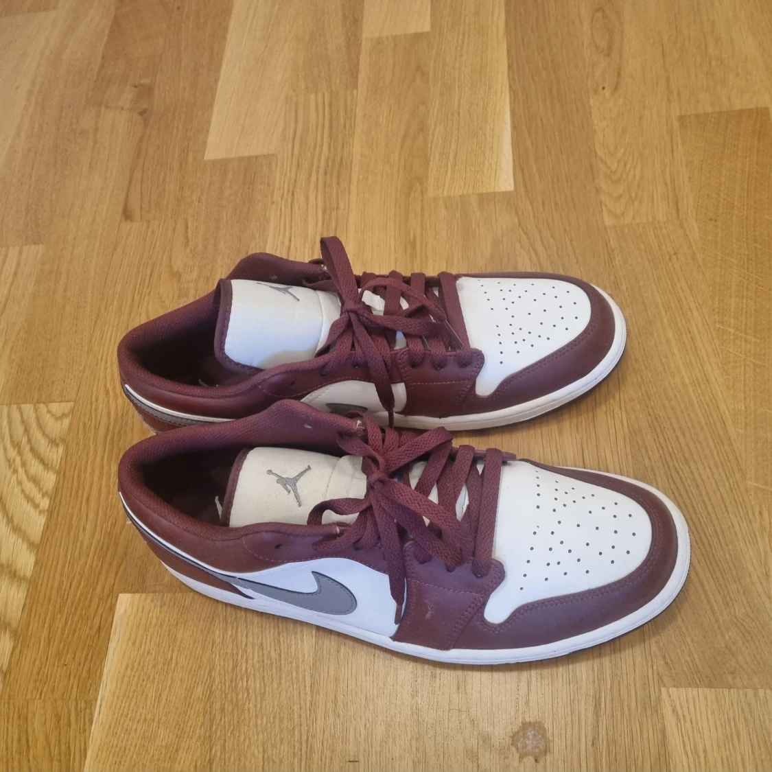Nike Air Jordans i vinrött och vitt