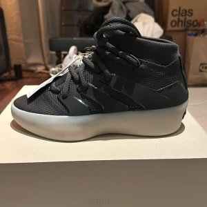 Fear Of God Adidas Basketball Sneakers - Fear Of God Adidas sneakers, aldrig använda kommer med fräsch låda och tags