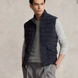 Ralph Lauren mocka väst - Snygg Navy väst från Ralph Lauren med dragkedja och praktiska fickor med knappar. Perfekt för lager-på-lager under kyliga dagar. Klassisk design. Ny pris 12,000kr tveka inte på att höra av er vid flera frågor 