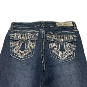 Lågmidjade bootcut jeans  - Midjemått rakt över: 36cm. Innerbenet: 77,5cm. Ytterbenet: 97,5cm. Kontakta vid intresse och frågor! 